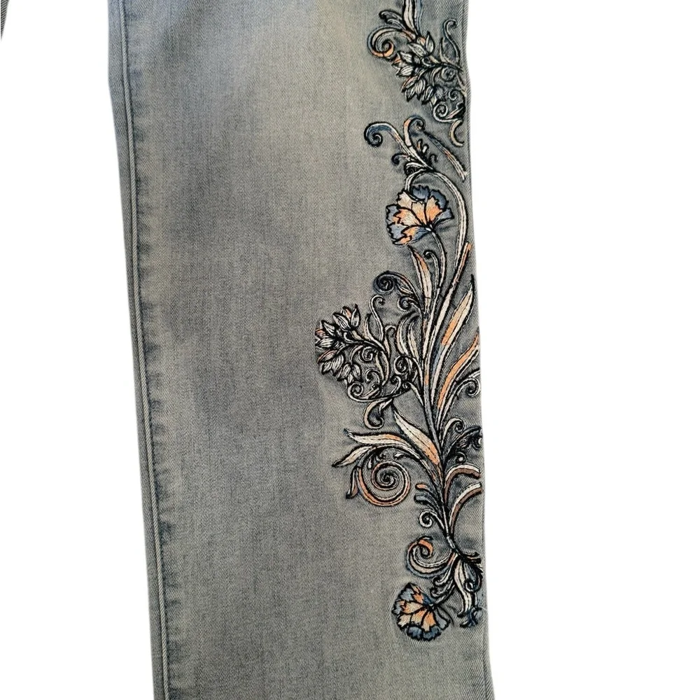 Chico’s light wash floral embroidered denim jeans size 8/10 - Picture 3 of 7